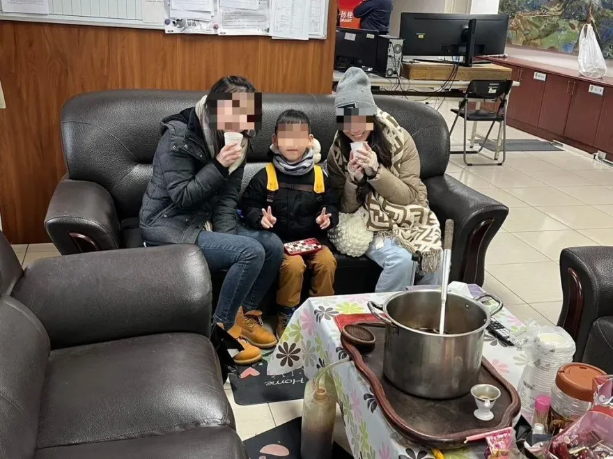 陽明山追雪穿太少險凍僵！辣媽帶幼子求援　暖警秒煮地瓜湯伺候
