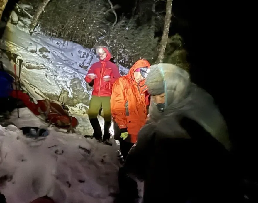 影/武陵四秀線追雪男女受困「嘴硬不用救」　最後直升機吊掛