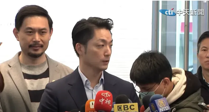 影/「辣個男人」別肖想川伯！  蔣萬安不放人喊：一定會「萬安緊抱」