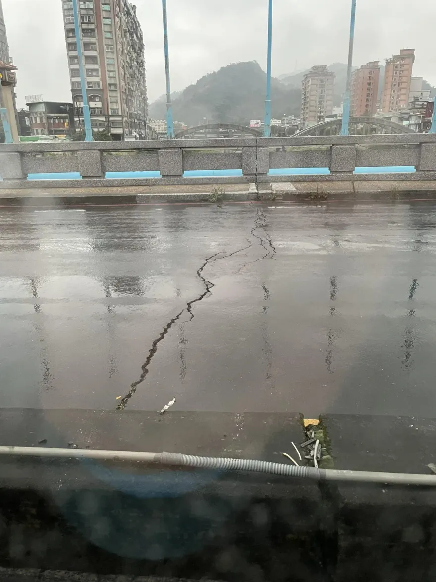 三峽大橋頂不住「冷縮」？橋面2cm裂痕還長草　三峽區公所回應了