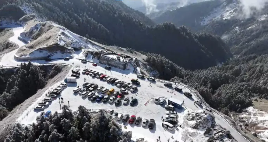 影/合歡山俯瞰視角！日映山頭積雪10公分　宛若新娘披白紗