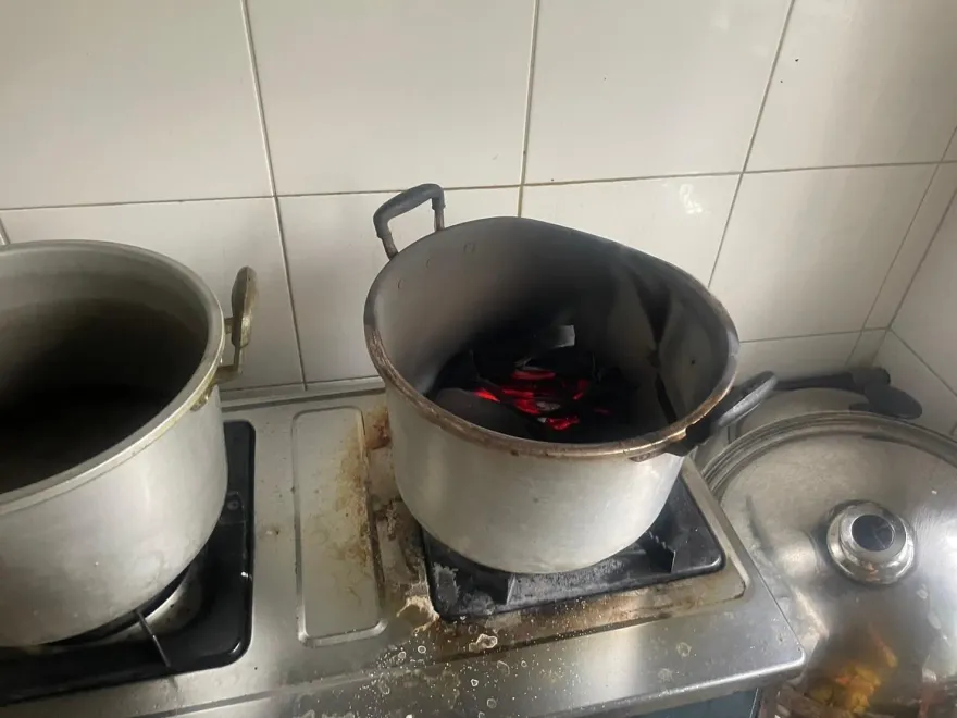 屏東婦開火後竟跑去睡覺！鄰居聞焦味報警　白鍋燒到底通紅