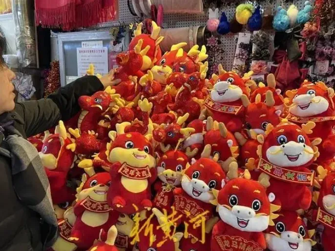 龍經濟火爆！陸年貨街「龍元素」商品人氣夯　電商平台搜索量暴漲640倍