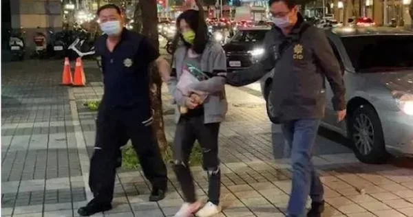 陪睡換藥搞多劈？「內湖黑寡婦」粉爪勾多人　要藥又要抱挑起眾男醋意起衝突