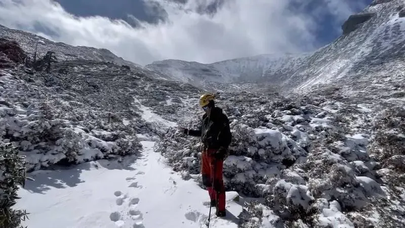 可以滑雪？雪山圈谷積雪50cm　雪霸處籲：「雪地三寶」必帶、勿強行通過