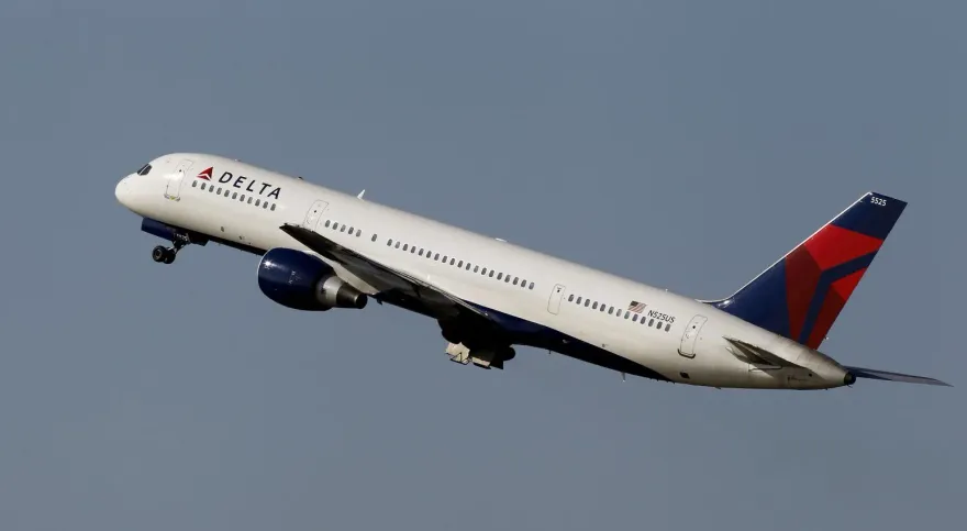 波音757客機準備起飛「前輪突脫落滾出跑道」　後方飛機目睹急通知塔台
