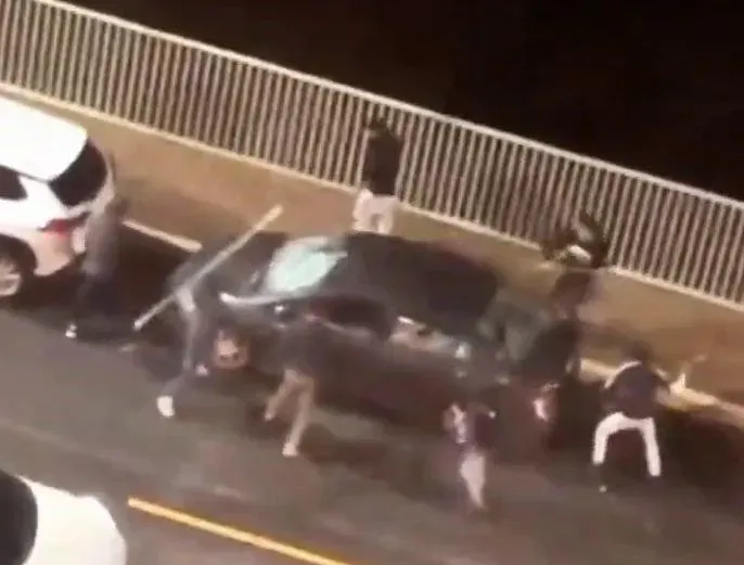影/寒夜街頭運動片！基隆暖暖9球棒猴圍砸車　「哐啷哐啷」敲擊巨響嚇壞住戶