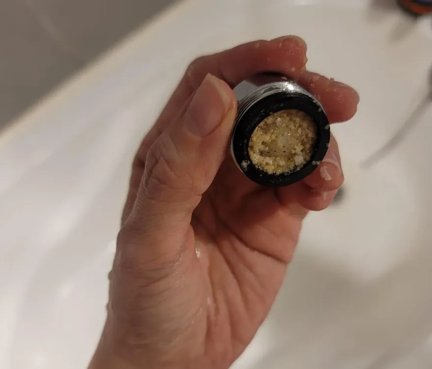 高雄水特別硬？水龍頭竟被「黃色石頭」塞住　內行人親曝原因