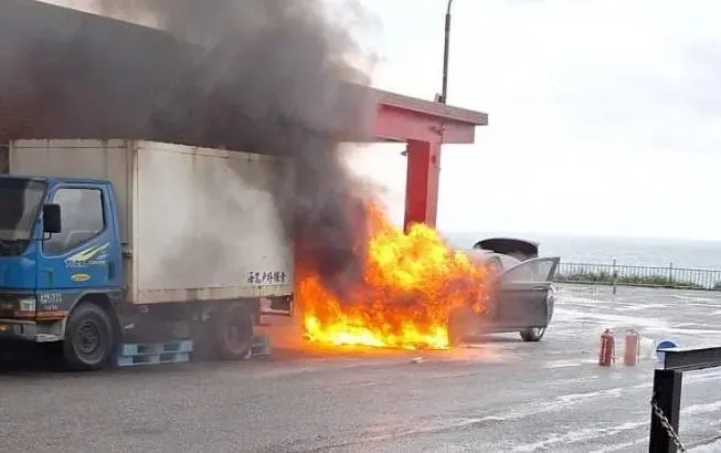 快訊/瑞芳BMW「底盤起火」整輛燒得只剩骨架！　車主搶救反遭燙傷