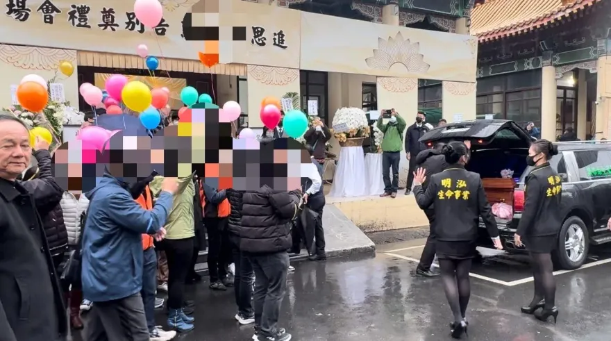快訊/割頸案受害國三生今告別式！校長頒畢業證書　同學含淚「氣球送行」