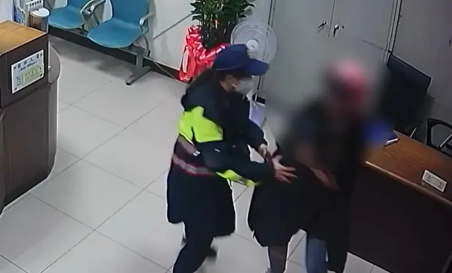 影/即刻救援！1歲童發高燒全身抽搐　警車鳴笛護送2分鐘衝抵醫院
