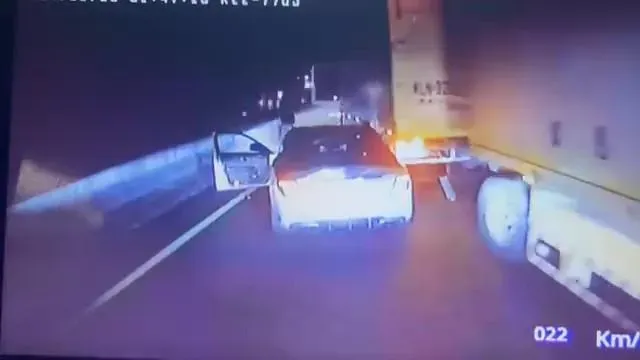影/超派男「國道挑戰」大車學長！蛇行攔車捶玻璃　玩命畫面曝光