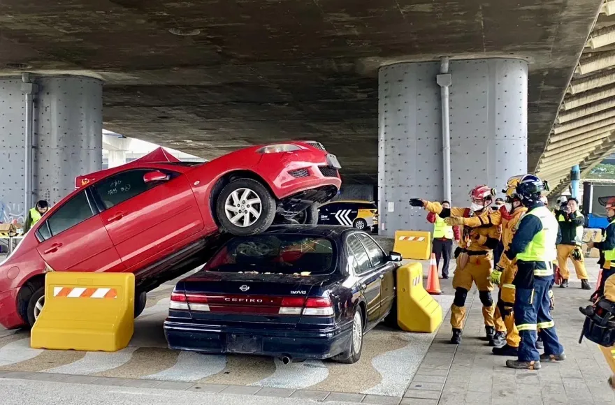 北市消防局辦「車禍救助技能競賽」　轎車堆疊場面超逼真