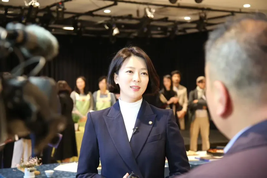 韓國執政黨議員裴賢鎮驚傳遇襲送醫！遭人持石頭攻擊後腦勺