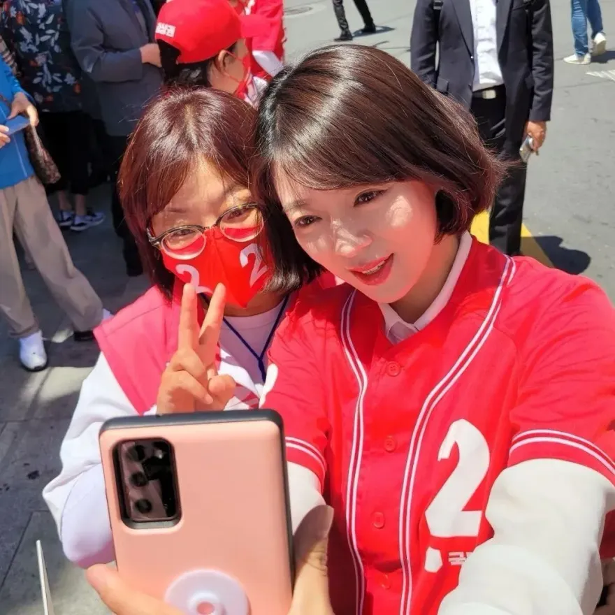 影/驚悚畫面曝光！韓美女議員遭人攻擊後腦勺　「持石頭狂砸20下」兇嫌竟未成年