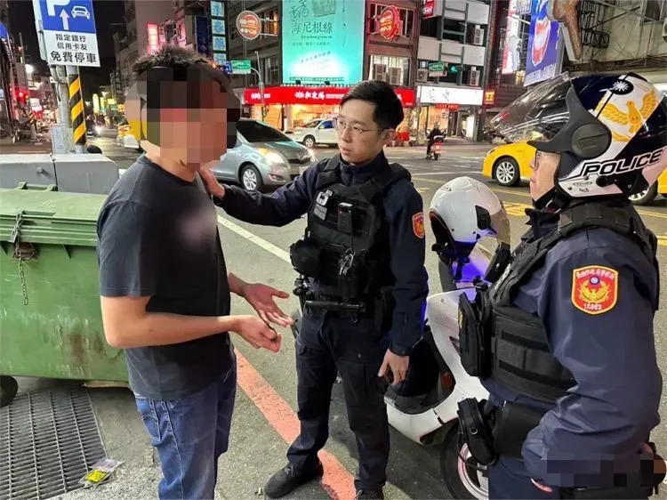 約正妹網友見面遭幫派威脅　單身男收「裸體罰跪照」嚇壞