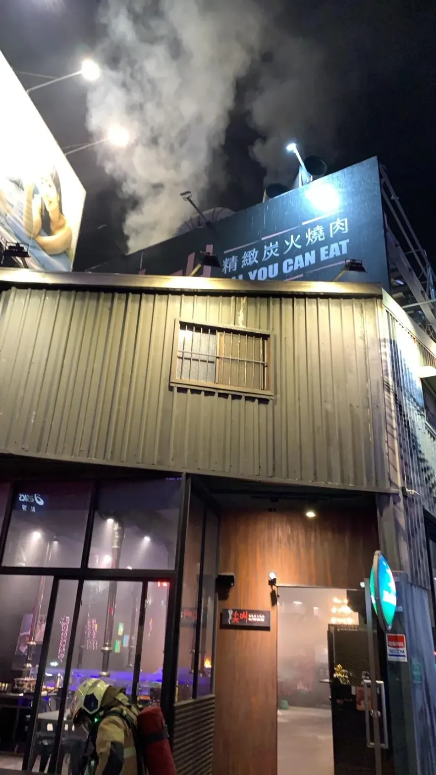 快訊/台南燒烤店屋頂冒出巨量黑煙！雲梯車趕抵現場搶救
