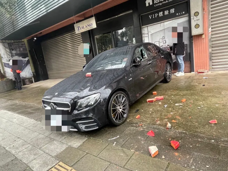 影/裝潢糾紛談不攏！林口男囂張磚砸賓士車洩憤　恐嚇店員「見一個打一個」