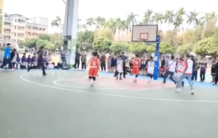 影/少年籃球賽小球員搶球起衝突　竟差點演變成家長大亂鬥！