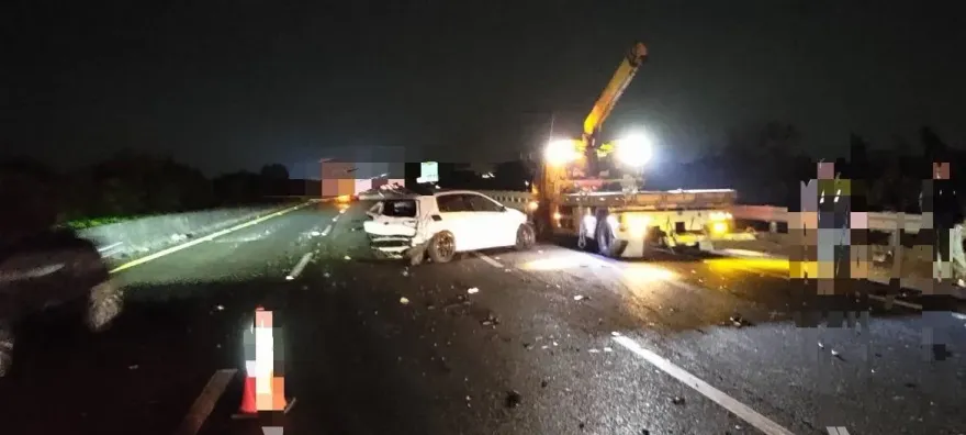 影/國一嘉義段深夜2車禍　自撞「引擎噴飛」釀對向6車追撞1人送醫