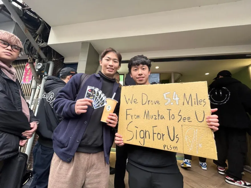 為拿「表弟」簽名半夜來排隊　卡森斯自掏「5張親簽卡」送給他！