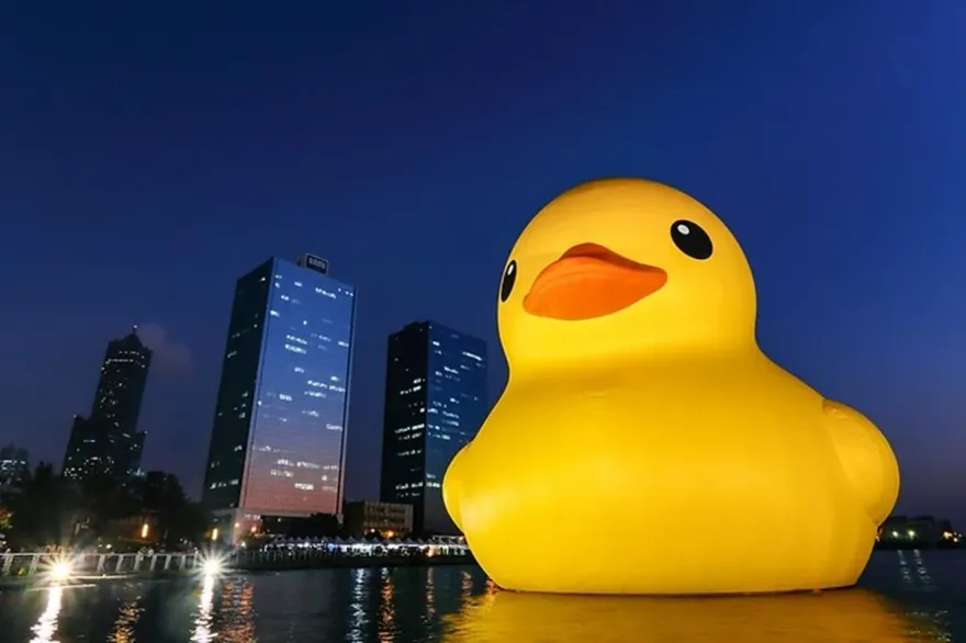 高雄燈會明登場！5大住宿優惠推薦　搭遊艇「最佳視角」看黃色小鴨