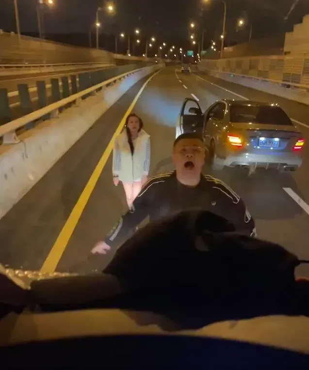 影/超派賓士男國道單挑4大車...女友嚇尖叫　公路警：當紅斑馬塑膠逆