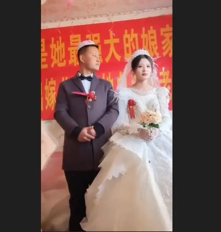 影/眼泛淚光閃躲新郎觸碰　超正新娘「一原因」哭成淚人兒惹網心疼