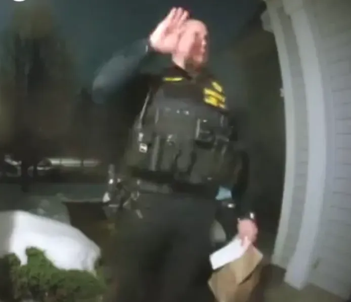 影/外送員被捕後熱心員警幫送餐　網友笑：小費要算誰的？