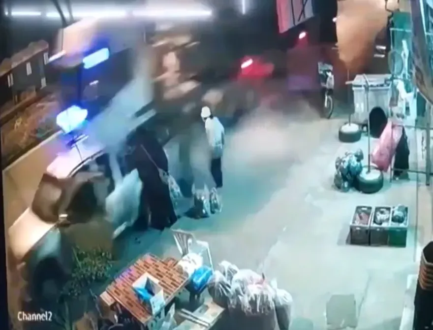 影/與死神擦肩！卡車司機打瞌睡撞飛路邊貨車　車主距離不到半公尺險遭殃