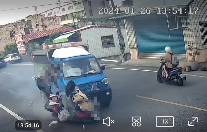 驚悚畫面曝！屏東騎士玩命鬼切　遭小貨車擊落命危送醫