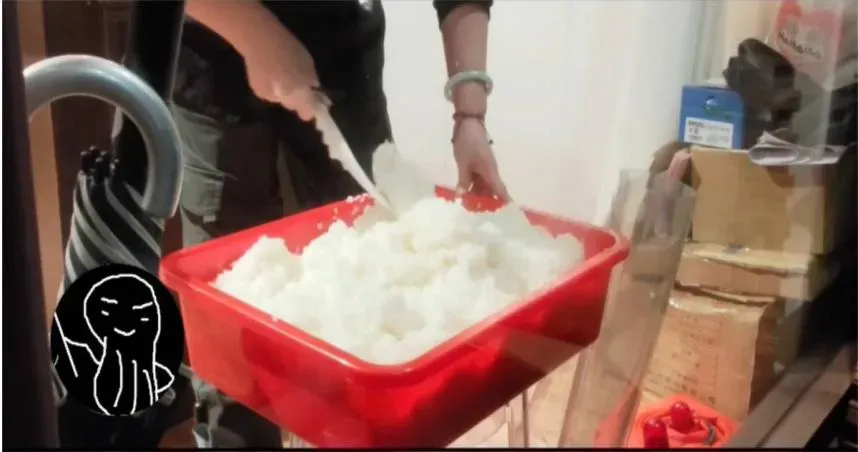 超哥日料店遭爆「醋飯裝塑膠盆攪拌」！網一面倒：Toyz是對的