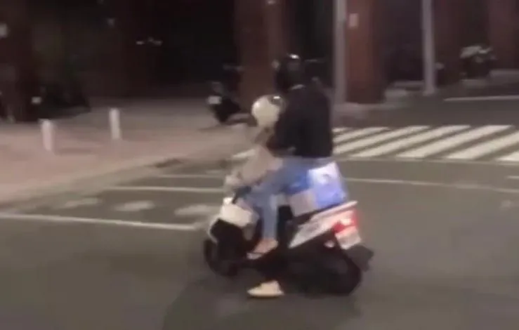 影/高雄騎士整箱水放後座載貨又載人　「超狂載法」警開罰