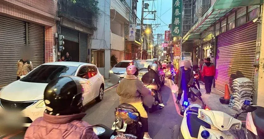 街頭格鬥開打！整條街都是擂台...交通大打結　網笑：永福鐵拳