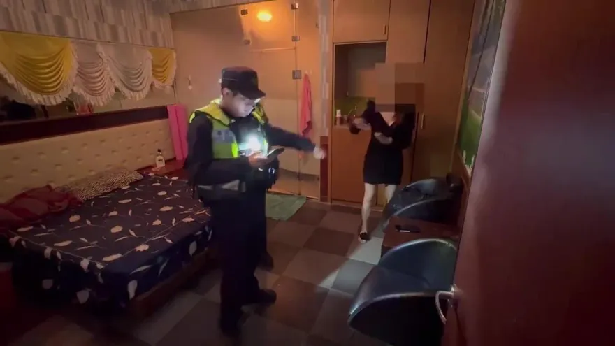 影/養生老司機哀號！高雄警掃蕩「排毒一條街」　1年抓15件51人