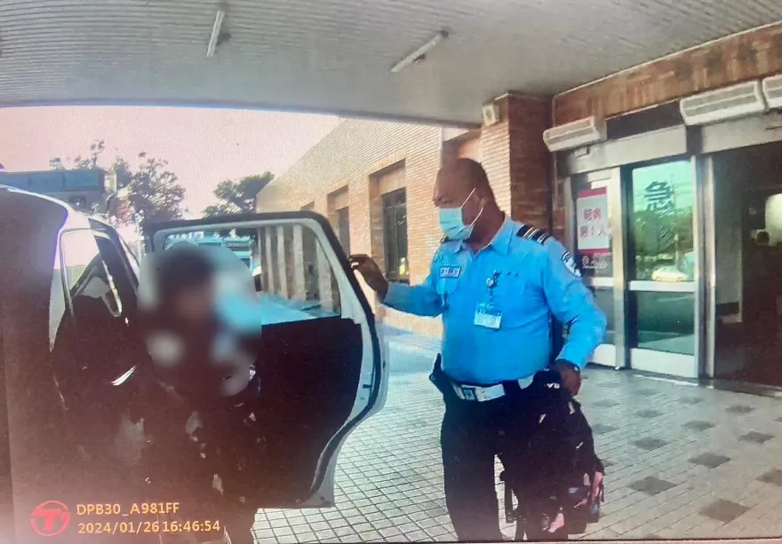 影/3歲幼子突然抽蓄、眼上吊！母衝派出所求助　警車開道火速送醫