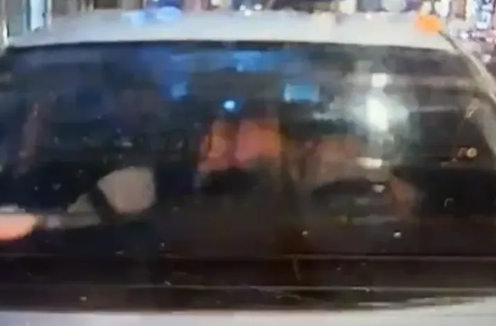 影/激吻到忘我...車子「親」上前車留「愛的印記」　網友笑翻：這個吻加值了
