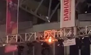 影/印尼大師賽4強「屋頂竄火苗」！觀眾席濃煙密布　現場畫面曝光