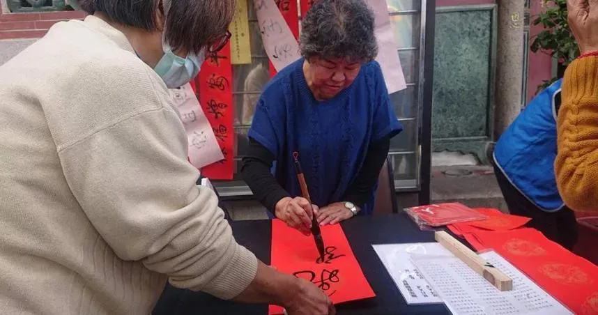 退休校長寫春聯半世紀超搶手！提醒「龍圖春聯」不宜貼室內