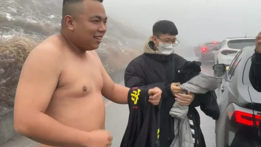 影/合歡山還在下雪！民眾不畏低溫　超勇「打赤膊」玩雪球