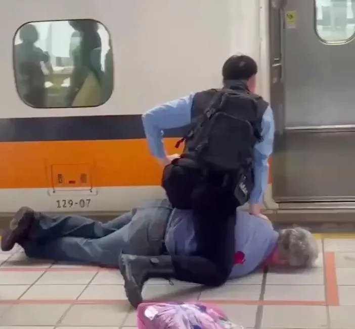 影/踢到鐵板！台中高鐵阿北出醉拳　秒遭保全「大外割」KO出局