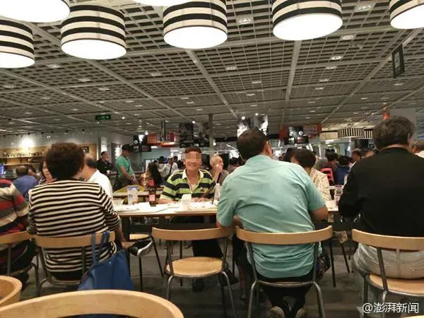 10年來人氣相親聖地！上海寂寞老年人「自備茶水點心」齊聚IKEA尋愛