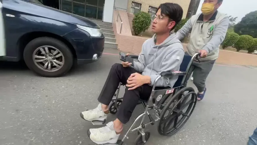 影/同黨衝突？綠營嘉市議員林煒軒遇襲被逼跪喊「我對不起王美惠」　王美惠：譴責暴力
