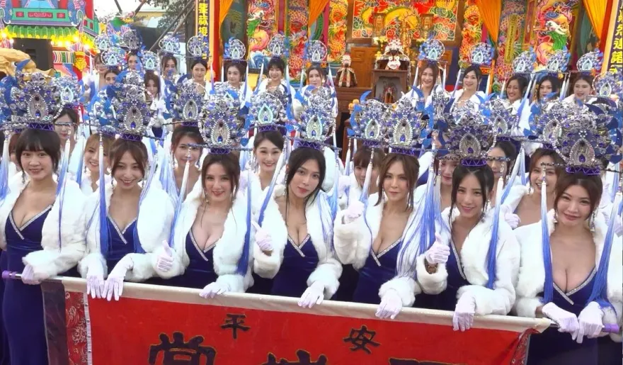 影/峰峰相連！台南60「舞魅孃」深V巨彈又翹臀　陪土地公遶境
