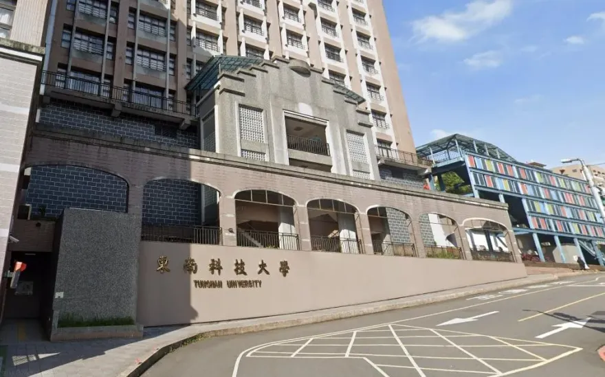 教授論文抄襲「學生不到課竟全勤95分」！他沒被續聘提告討7萬5月薪