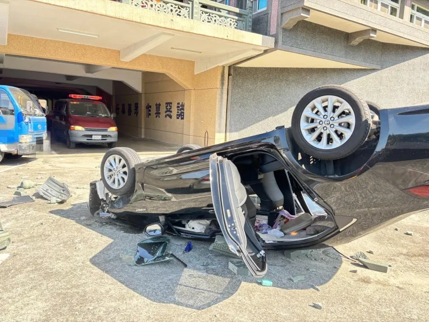 影/師父嚇壞！嘉義佛寺車暴衝　撞斷花崗石護欄「墜樓」翻覆2傷