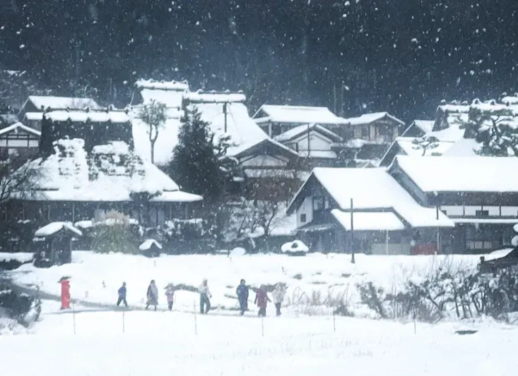 台灣團赴小合掌村「超脫序」！小孩雪球亂砸、大人無視　秒惹火她：變菜市場