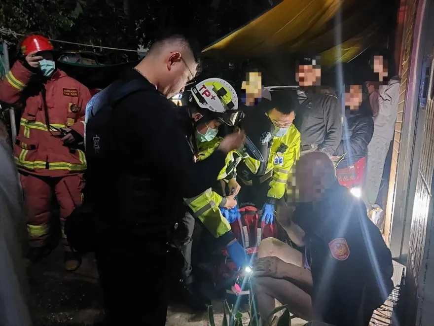快訊/新北三重暗夜火警！屋內大量濃煙竄出　65歲住戶燒傷送醫搶救