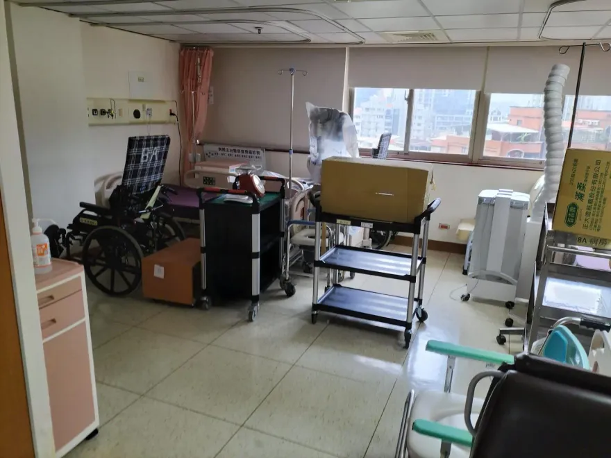 病人等床塞爆急診？醫PO照曝「病房當倉庫」閒置　北市聯醫回應了