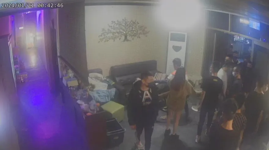 影/這公所員工超派！喝酒覺得服務差　撂人包圍小吃店掀桌砸店